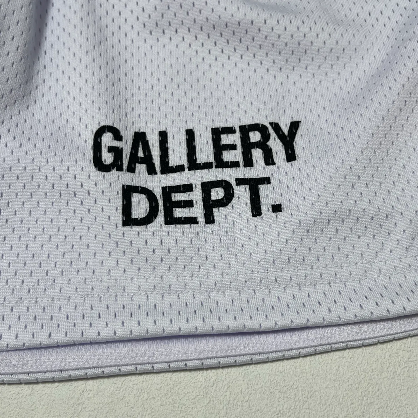 GALLERY DEPT. VENICE COURT SHORTS English mesh shorts Logo webbing wide-leg basketball shorts Black and white S-XL Original molding Loose wide-leg version American boys' first choice Breathable mesh fabric Superimposed soft material inside Comfortable and easy to match Custom-woven original consistent webbing/main mark/component wash mark Details are enlarged to follow